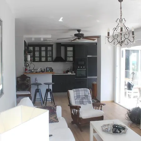 Departamento De Categoria En Playa San Juan, Con Vistas Al Mar Y A Metros De La Playa